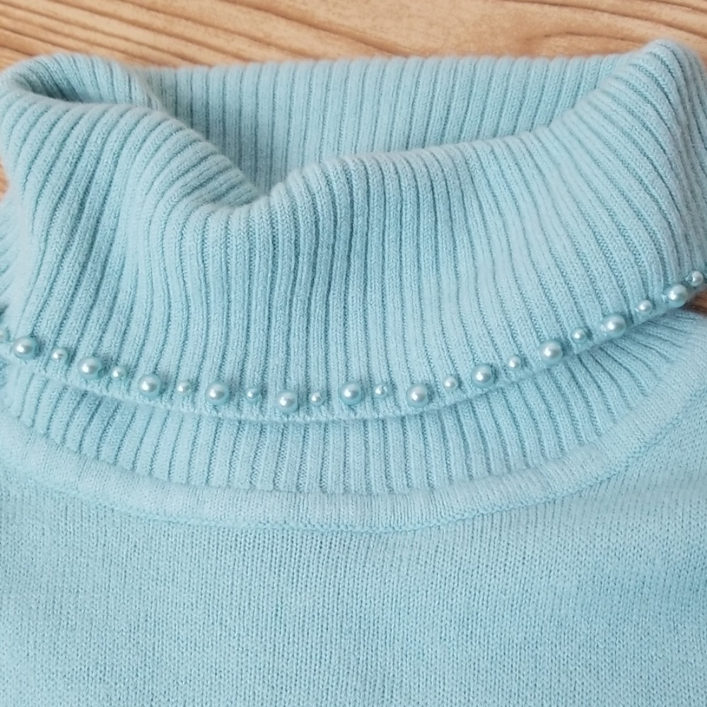 Debbie Morgan - Turtleneck Sweater with Pearls - Picture 3 of 4